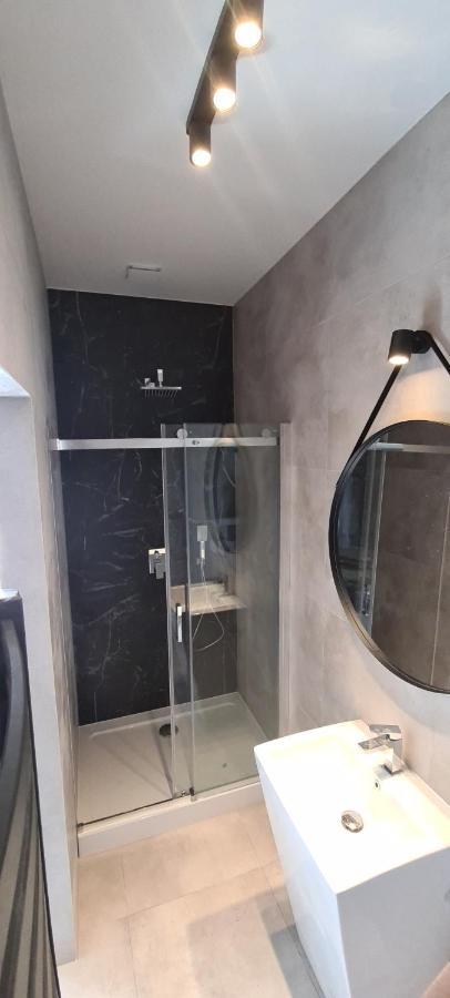 Apartsuites I Sorau Жары Экстерьер фото A shower enclosure