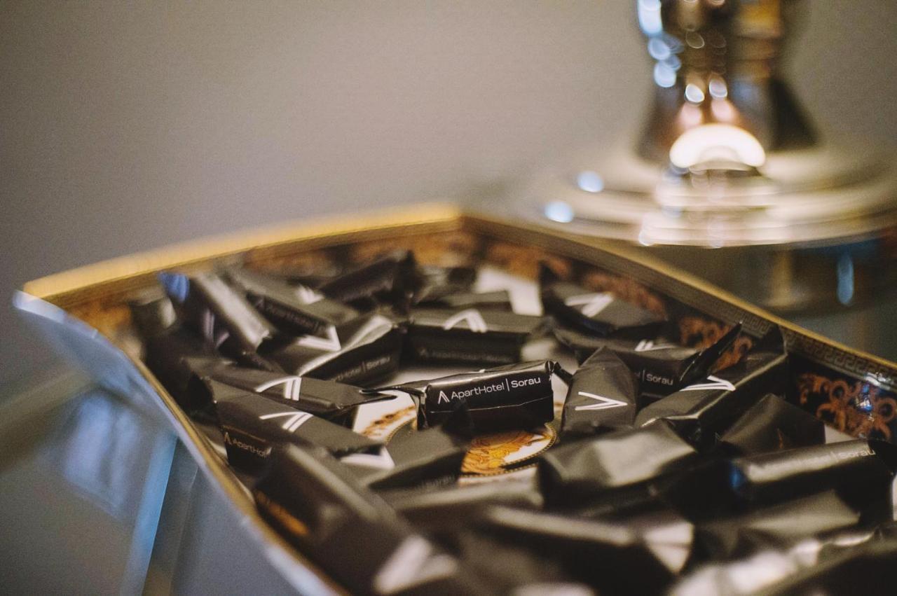 Apartsuites I Sorau Жары Экстерьер фото A box of After Eight