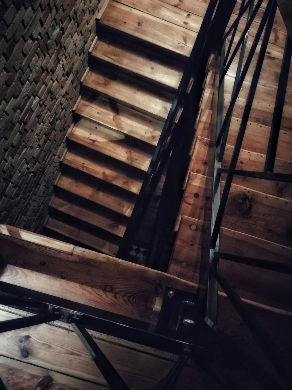 Apartsuites I Sorau Жары Экстерьер фото Stairs in the tower