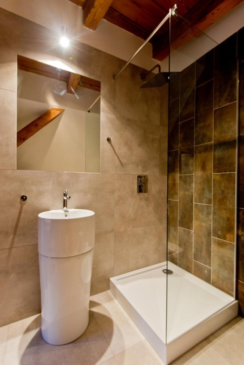 Apartsuites I Sorau Жары Экстерьер фото A shower enclosure