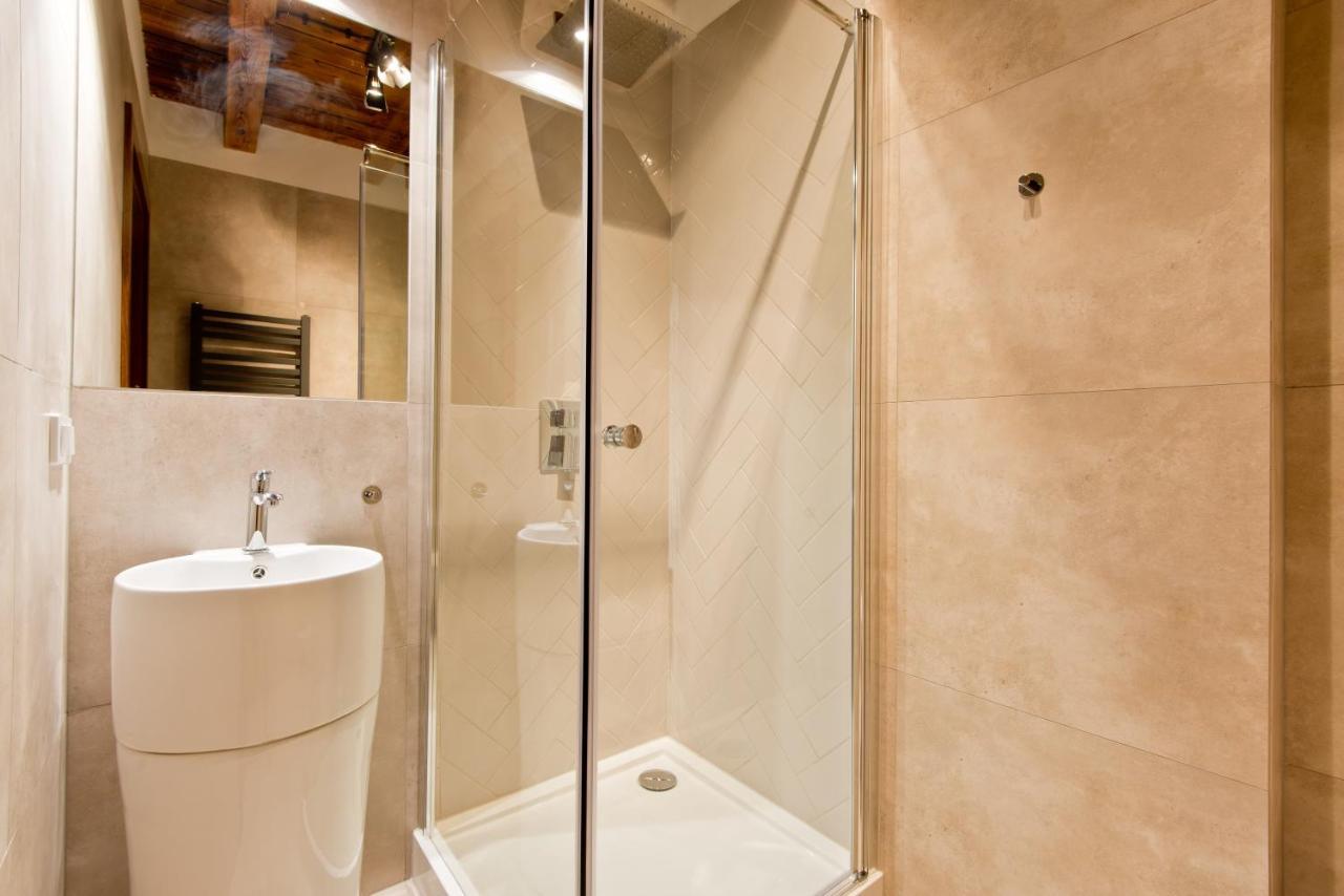 Apartsuites I Sorau Жары Экстерьер фото A shower cubicle