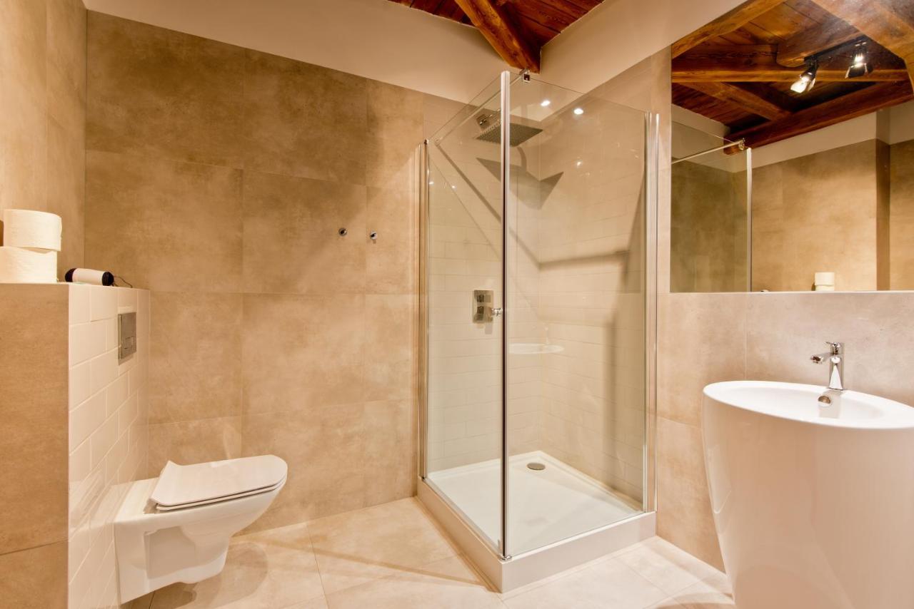 Apartsuites I Sorau Жары Экстерьер фото A shower enclosure