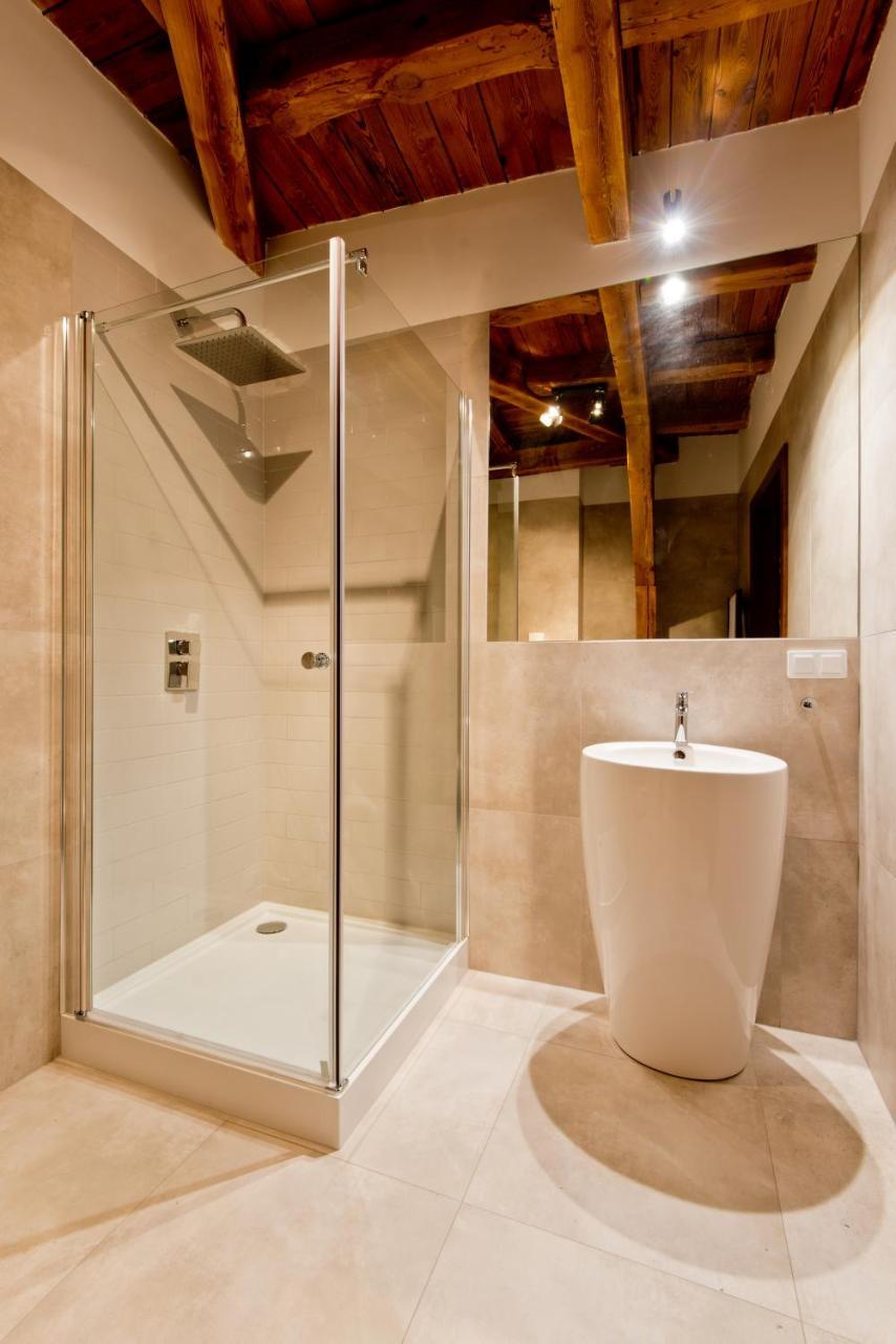 Apartsuites I Sorau Жары Экстерьер фото A shower enclosure