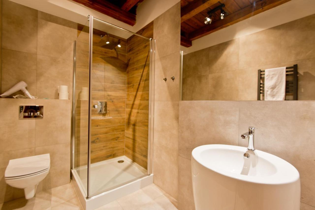 Apartsuites I Sorau Жары Экстерьер фото A shower enclosure