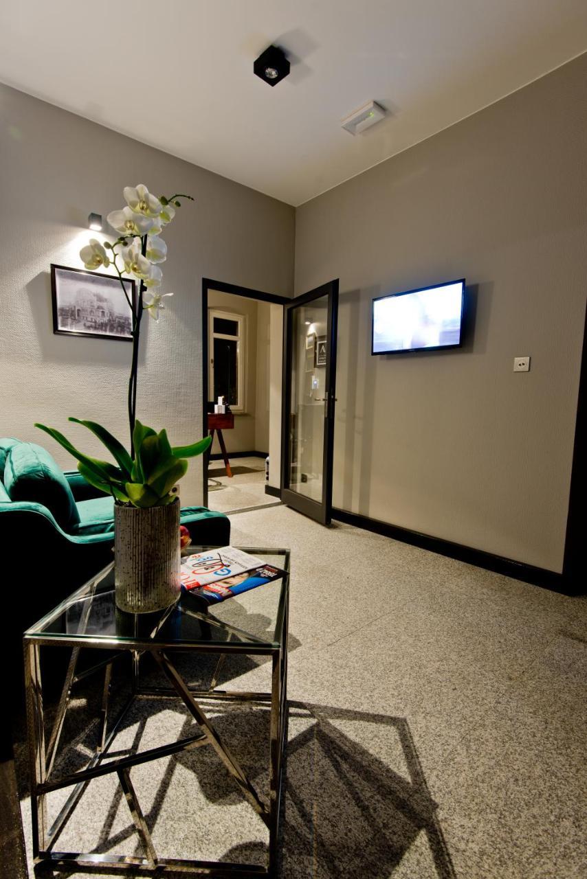Apartsuites I Sorau Жары Экстерьер фото The waiting room at a dental practice