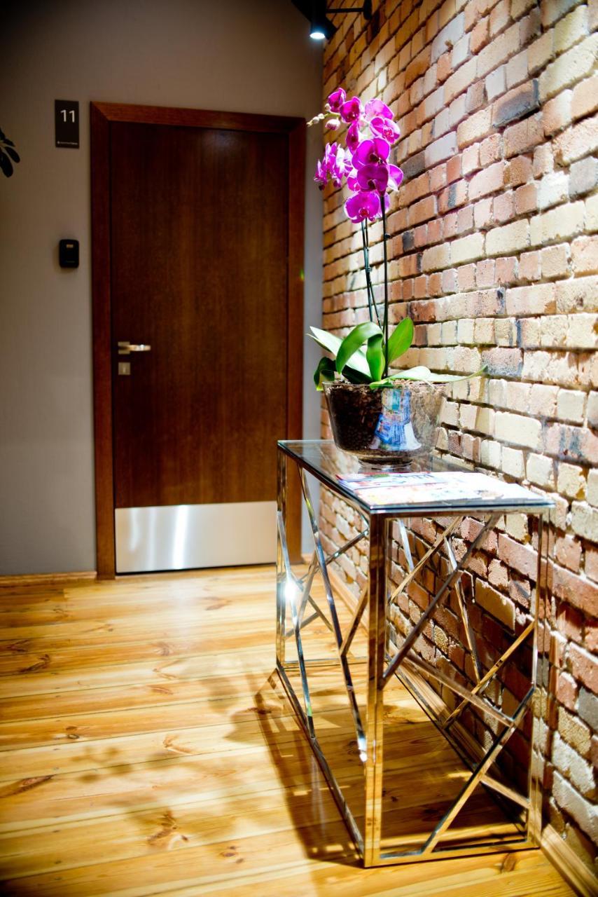 Apartsuites I Sorau Жары Экстерьер фото A modern console table