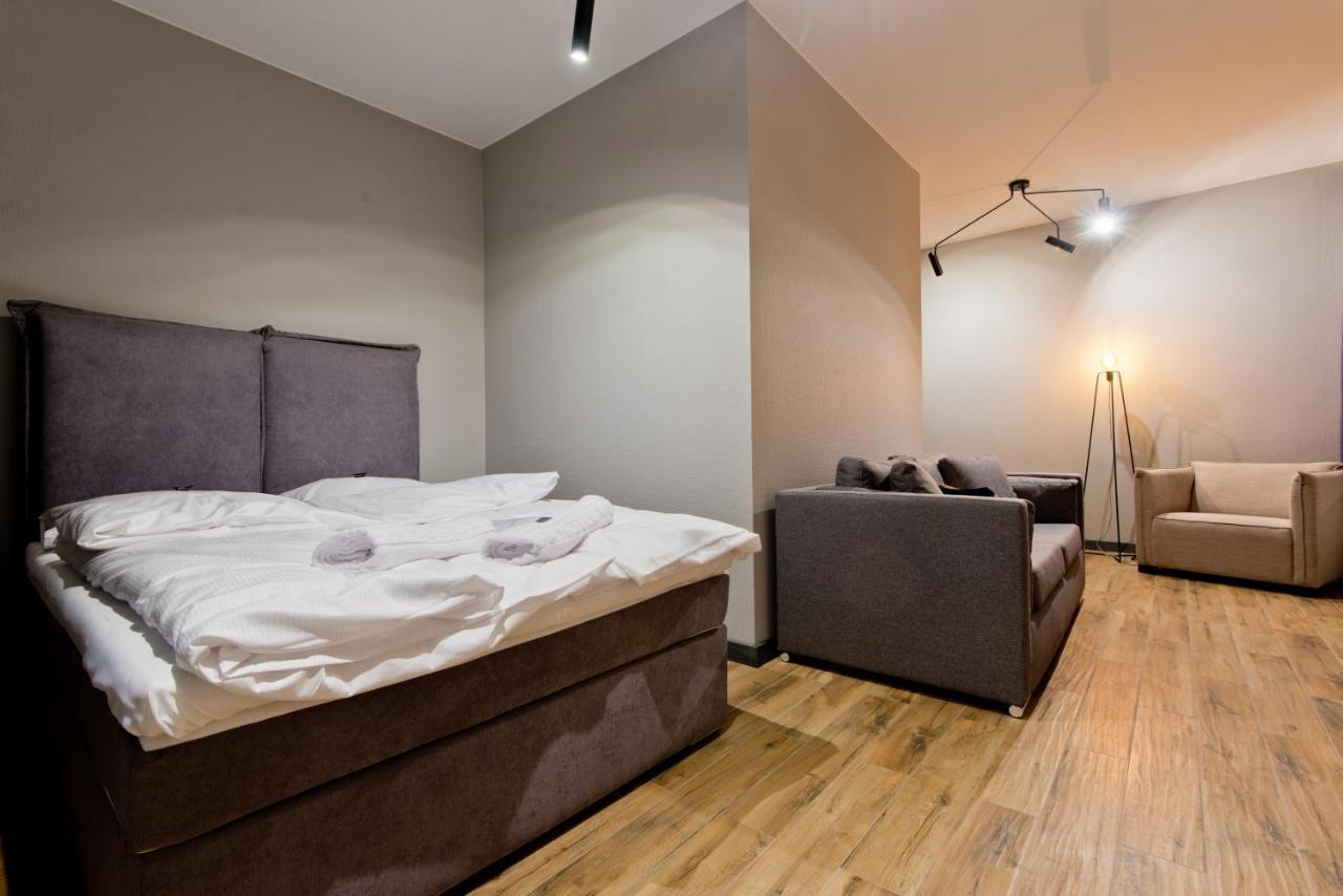 Apartsuites I Sorau Жары Экстерьер фото A bedroom with a sofa bed