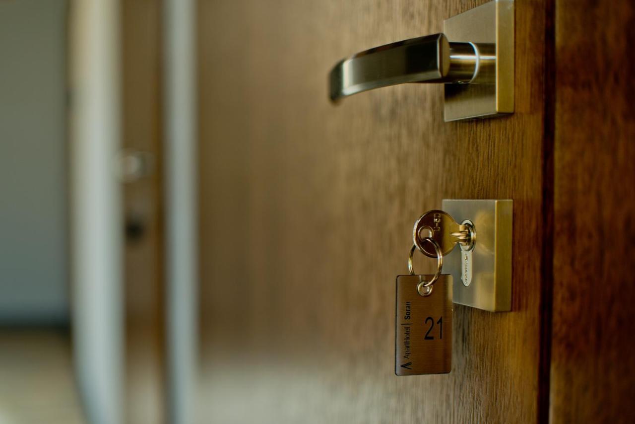 Apartsuites I Sorau Жары Экстерьер фото A door with a key in the lock
