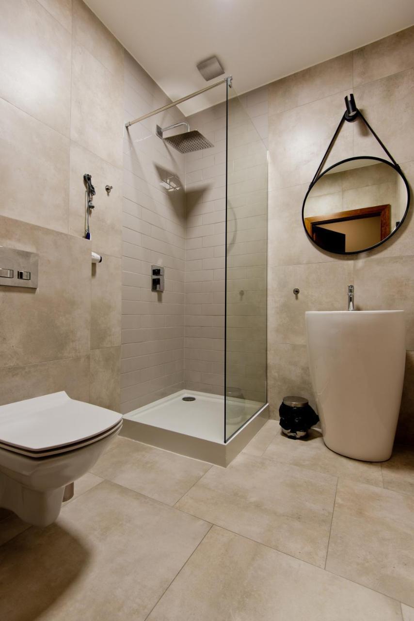 Apartsuites I Sorau Жары Экстерьер фото A shower cubicle