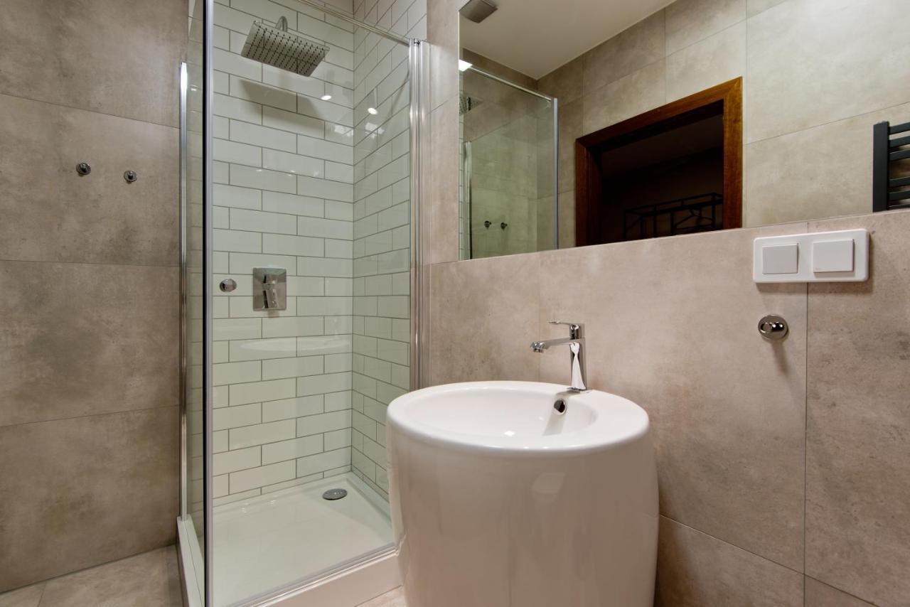 Apartsuites I Sorau Жары Экстерьер фото A shower cubicle