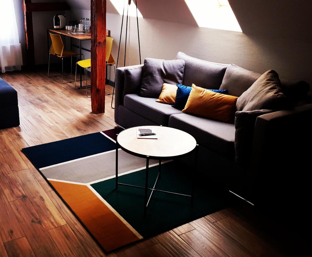 Apartsuites I Sorau Жары Экстерьер фото A living room with a sofa